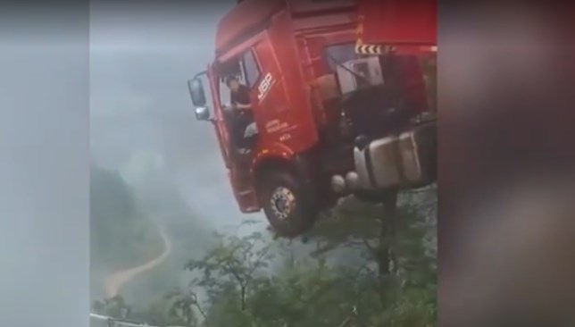 Kamyon şoförü, çöken köprüde asılı kaldı!