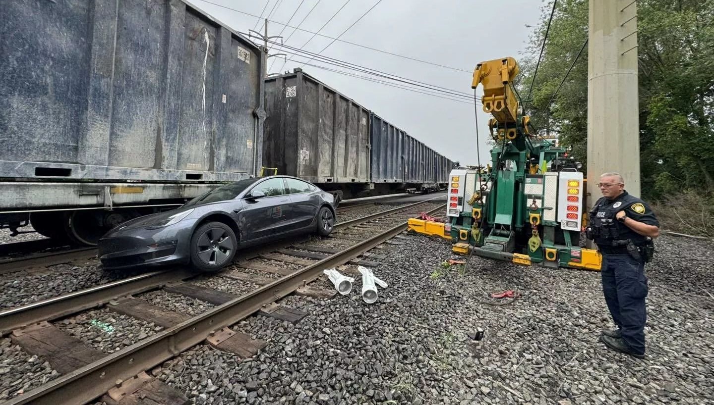 Otonom sürüşteki Tesla raylara sıkışarak trenle çarpıştı