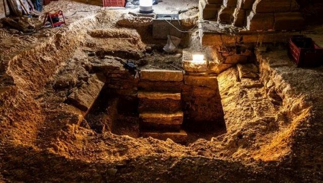 Unutulmuş merdiven, 400 yıllık mühürlü mezarı ortaya çıkardı: Çok sayıda tabut ve iskelet var