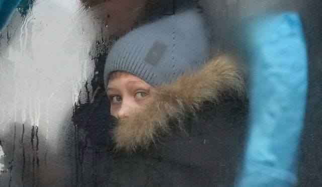 35-bin-ukraynali-cocuk-kayip-rus-askeri-kamplarina-goturulduler-KCsv857p.jpg