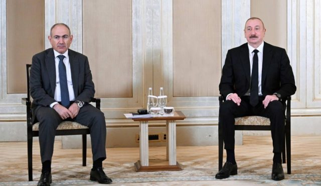 aliyev-ve-pasinyan-abu-dabide-baris-icin-bir-ortaya-geldi-9Vwes4G2.jpg