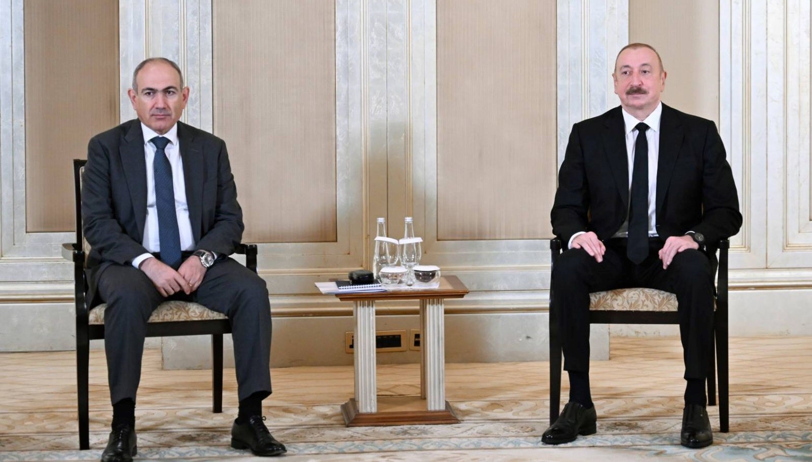 Aliyev ve Paşinyan, Abu Dabi’de barış için bir ortaya geldi