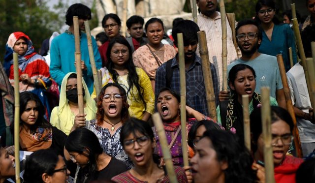 bangledestekadina-cinsel-siddetinfial-yaratti-bes-kisi-gozaltinda-DVkWWANw.jpg