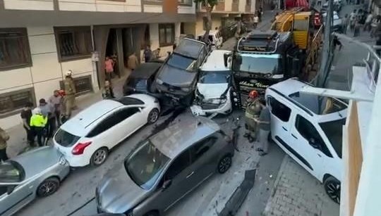 Denetimden çıkan vinç 18 araca çarptı
