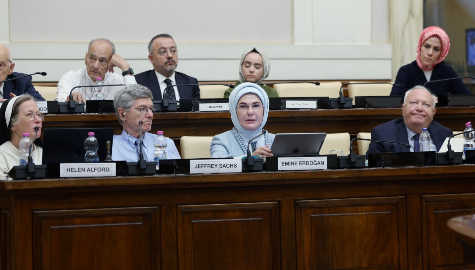Emine Erdoğan’dan Vatikan’da “Dünya 5’ten büyüktür” iletisi