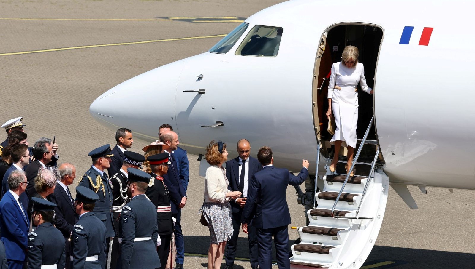 Eşi, Macron’un elini havada bırakmıştı: Sebebi ortaya çıktı
