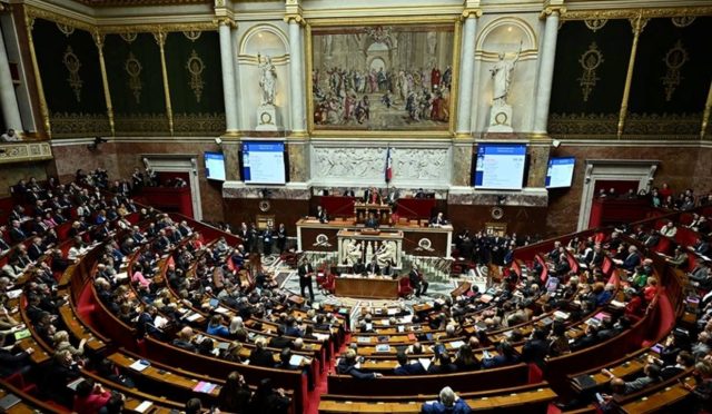 fransada-meclisin-tavaninda-su-sizintisi-oturuma-orta-verildi-dOBcc3qV.jpg