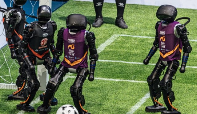 insansi-robot-futbol-turnuvasi-kaosa-donustu-VhpFxD2Z.jpg