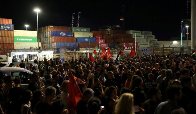 israile-celik-tasiyan-gemiye-yunanistanda-engel-TCTOQDIO.jpg