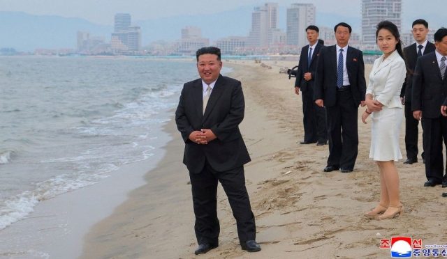 kim-jong-un-kiyilara-indi-kizi-ve-esine-en-buyuk-basarisini-gosterdi-SJu1VGTw.jpg