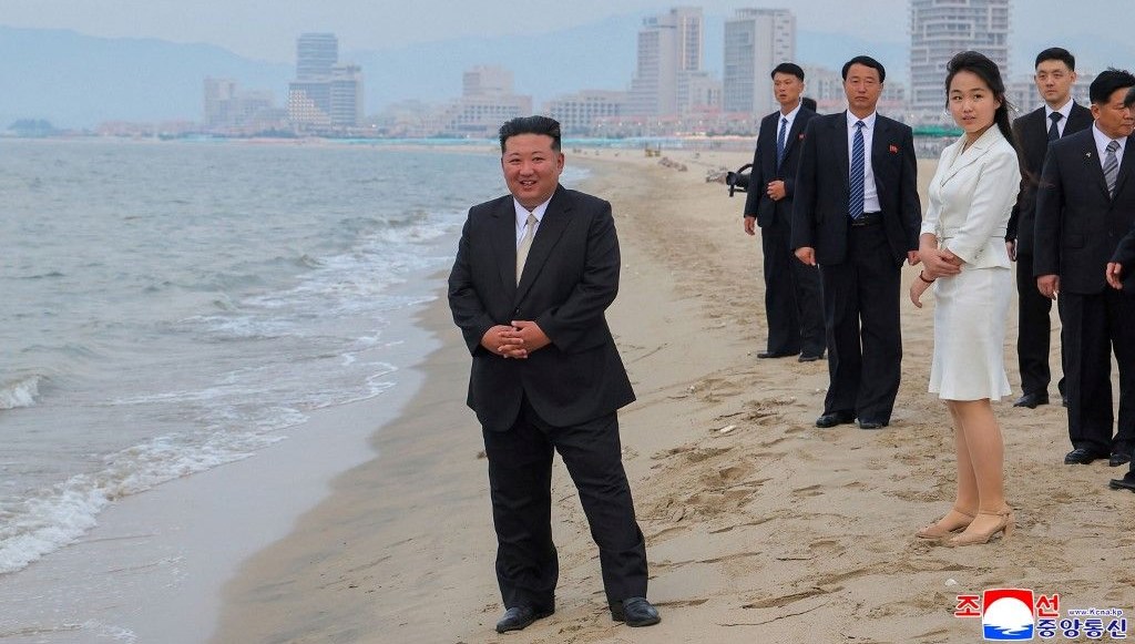 Kim Jong-un kıyılara indi: Kızı ve eşine “en büyük başarısını” gösterdi