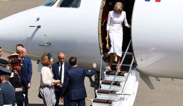 macron-ciftinde-bir-kriz-daha-elini-uzatti-esi-gormezden-geldi-wrG3Nisw.jpg