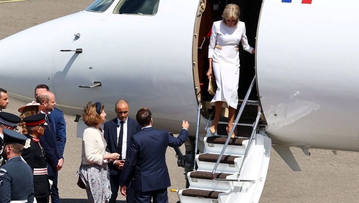 Macron çiftinde bir kriz daha: Elini uzattı, eşi görmezden geldi
