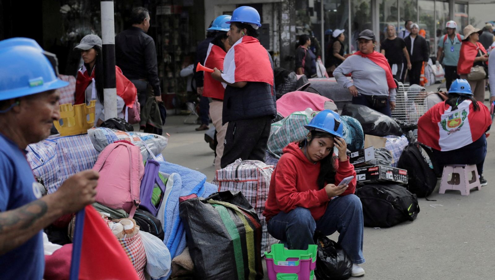 Peru’da madenciler sokakta