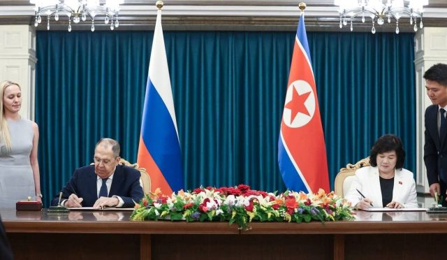 rusya-disisleri-bakani-lavrov-kuzey-koreli-mevkidasiyla-gorustu-YwJsExg8.jpg