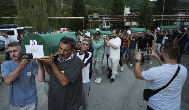 srebrenitsa-7-kurbanin-cenazesi-30-yil-sonra-anit-mezara-tasindi-CS57mPQM.jpg