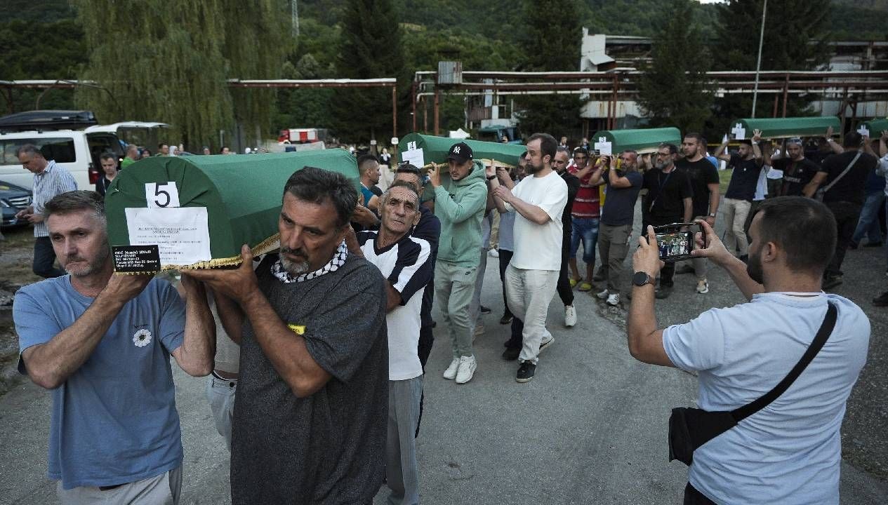 Srebrenitsa: 7 kurbanın cenazesi 30 yıl sonra anıt mezara taşındı