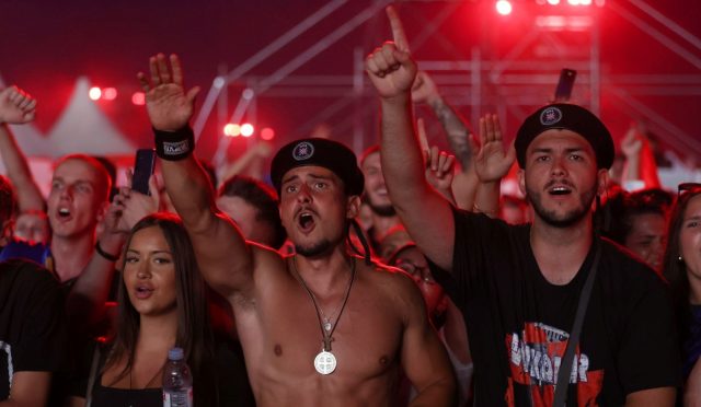 thompson-konserinde-nazi-selami-skandali-7leLhVwg.jpg