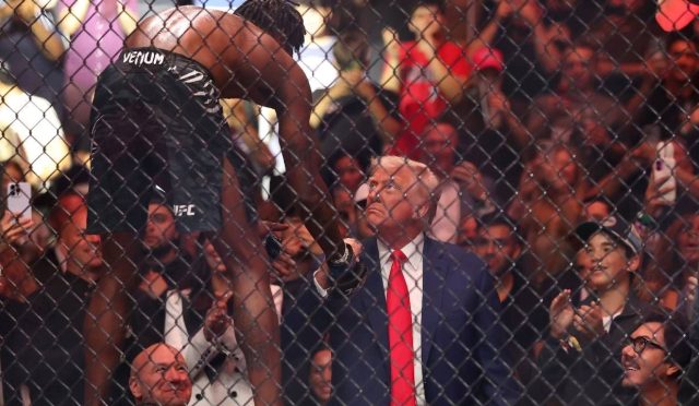 trump-beyaz-saray-bahcesinde-ufc-maci-duzenleyecek-tBLjTr1h.jpg