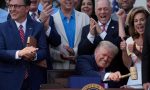 trump-buyuk-hos-yasa-tasarisini-imzaladi-GUNEXVlB.jpg