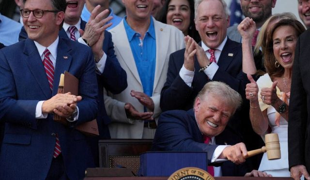 trump-buyuk-hos-yasa-tasarisini-imzaladi-GUNEXVlB.jpg