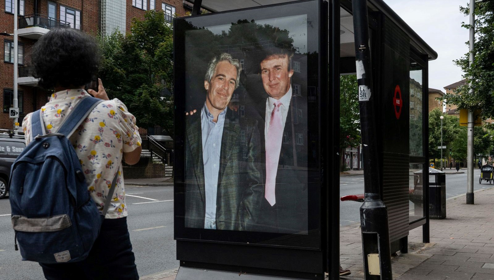 Trump, Epstein’in 50’nci doğum günü için müstehcen mektup göndermiş