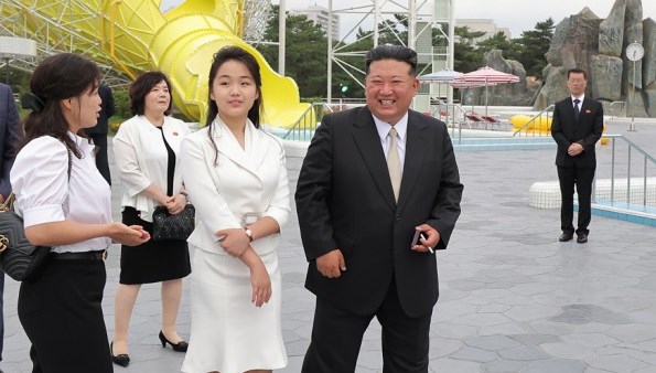 ulkeye-sokmak-yasak-kim-jong-unun-esi-luks-cantasiyla-goruntulendi-EEOxUzdl.jpg