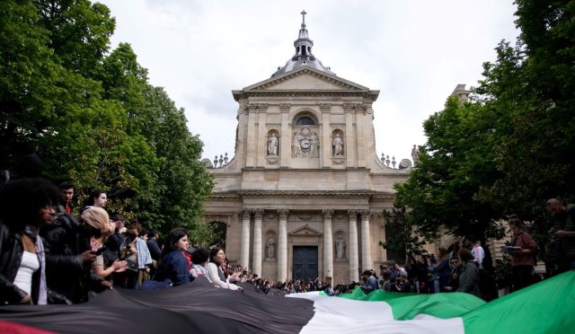 universiteyi-gazzedeki-soykirima-ortak-olmakla-sucladisahneden-indirildi-lztA8kxW.jpg