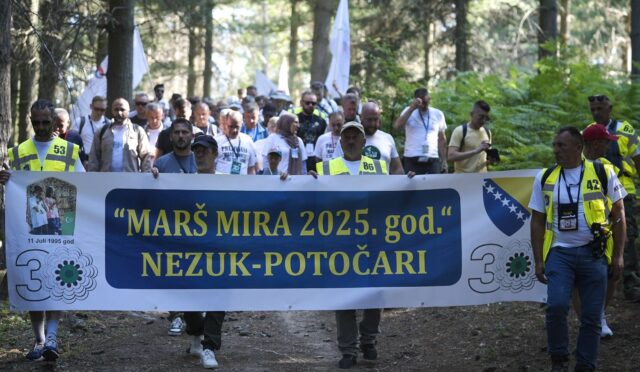 vefat-yolunda-baris-yuruyusu-dunyaya-bir-srebrenitsa-yetmedi-BLHhM5lh.jpg