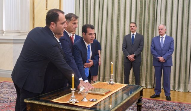 yolsuzluk-sorusturmasi-istifa-getirmisti-yunanistanda-yeni-kabine-uyeleri-vazifeye-basladi-tnVfFhnT.jpg
