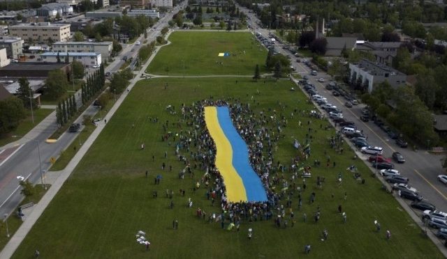 alaskada-tepe-protestosu-dev-ukrayna-bayragi-acildi-5RtlqGkr.jpg