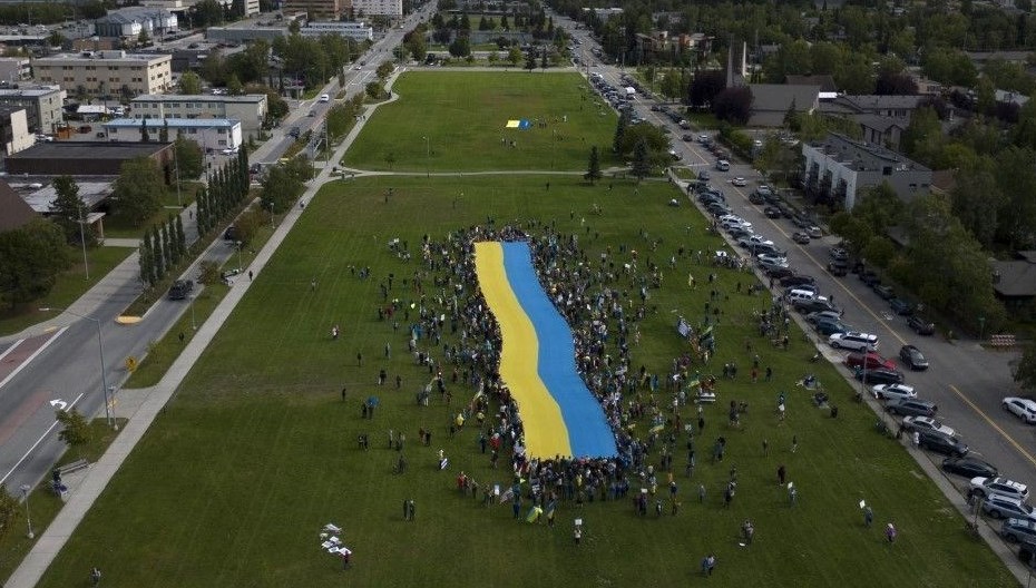 Alaska’da tepe protestosu: Dev Ukrayna bayrağı açıldı