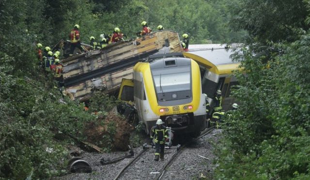almanyada-yolcu-treni-raydan-cikti-4-meyyit-yAsG64hA.jpg