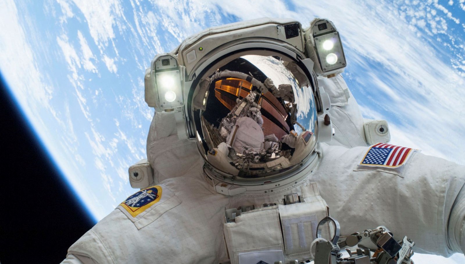 Astronota aşık oldu dolandırıldı. Sevgilisine uzay gemisinde oksijen almak istedi.