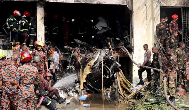bangladeste-askeri-egitim-ucagi-okul-yerleskesine-dustu-20-kisi-oldu-zm2GsZKt.jpg