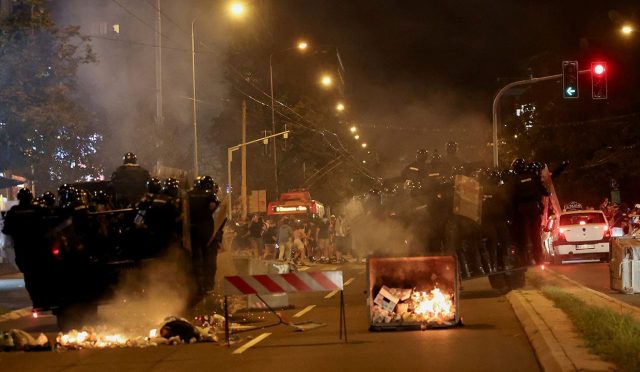 belgrad-sokaklari-tekrar-karisti-FpJ6XiiU.jpg