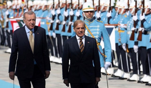 cumhurbaskani-erdogan-pakistan-basbakani-serif-ile-gorustu-iuUeAtUt.jpg