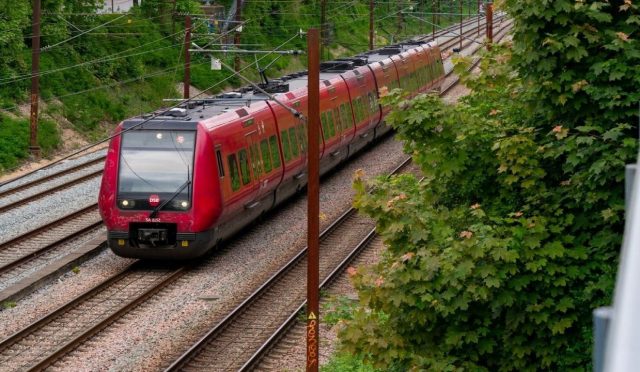 danimarkada-tren-raydan-cikti-cok-sayida-yarali-var-p67zJEXa.jpg
