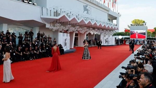 dunyaca-unlu-sanatkarlardan-venedik-sinema-festivalinesoykirim-mektubu-MYtQTyEJ.jpg