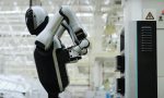 dunyada-birinci-insansi-robot-kendi-bataryasini-degistirirken-goruntulendi-56XTcwND.jpg