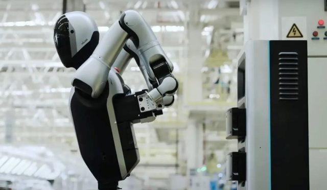 dunyada-birinci-insansi-robot-kendi-bataryasini-degistirirken-goruntulendi-56XTcwND.jpg