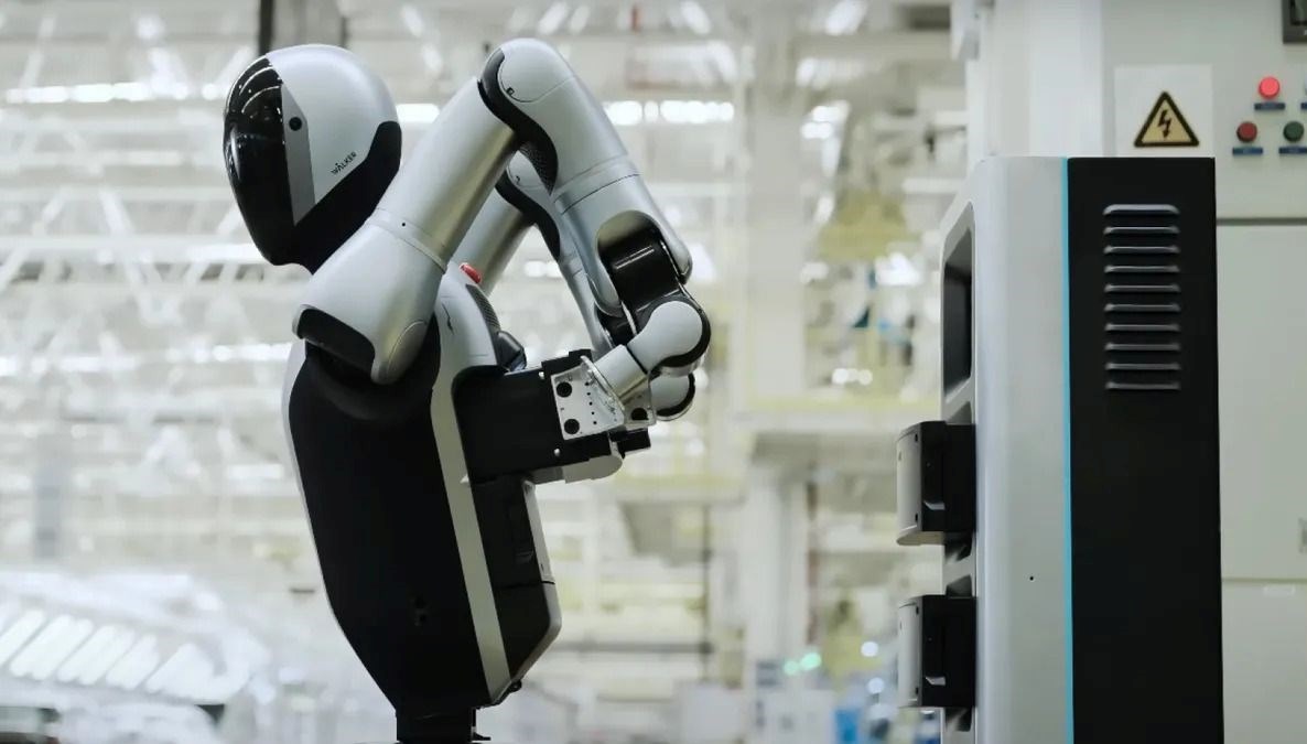 Dünyada birinci: İnsansı robot kendi bataryasını değiştirirken görüntülendi