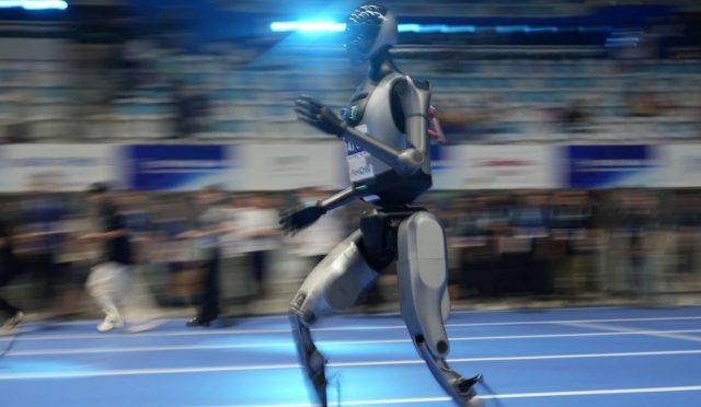 dunyanin-birinci-insansi-robot-olimpiyatlari-pekinde-basladi-HxKwXUxM.jpg