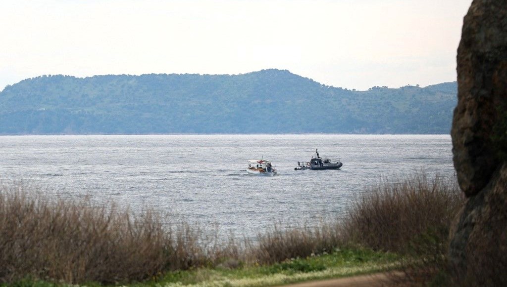 Ege’de göçmenleri taşıyan tekne kayalıklara çarptı: Bir kişi öldü