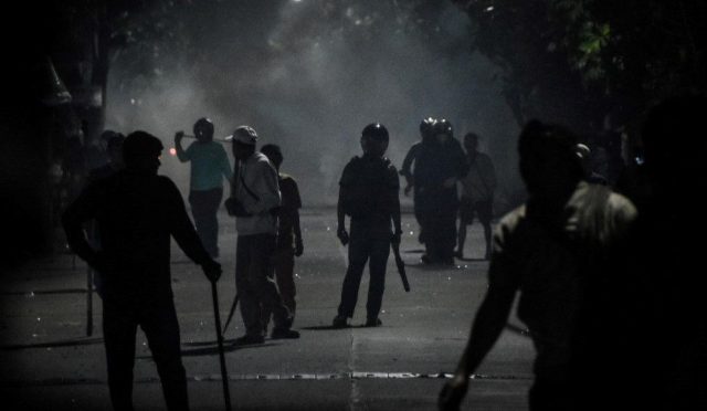 endonezyada-isyan-suruyor-6-protestocu-oldu-ordu-sokakta-2YGLJ3CC.jpg