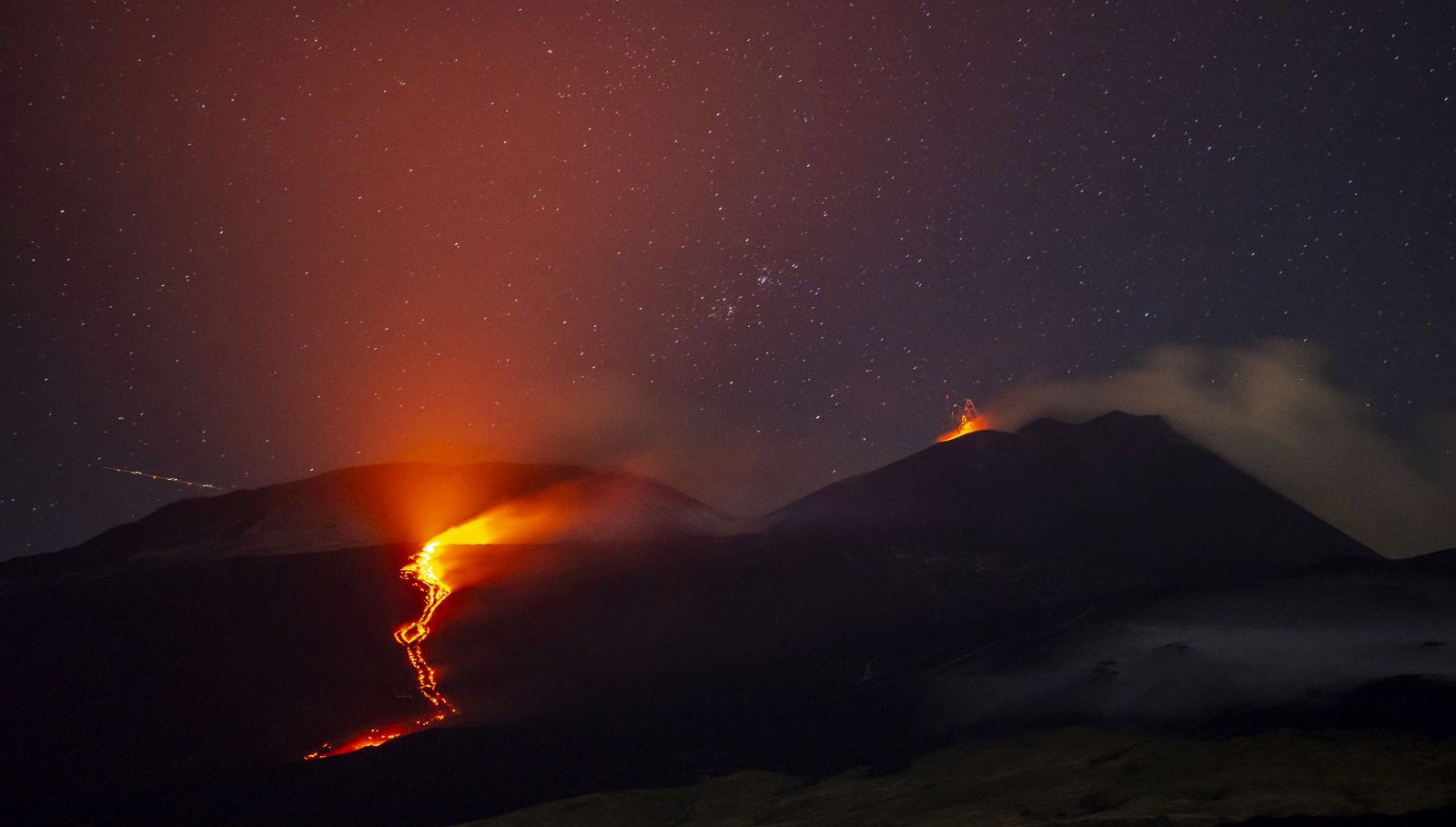 Etna Yanardağı lav püskürtmeye devam ediyor