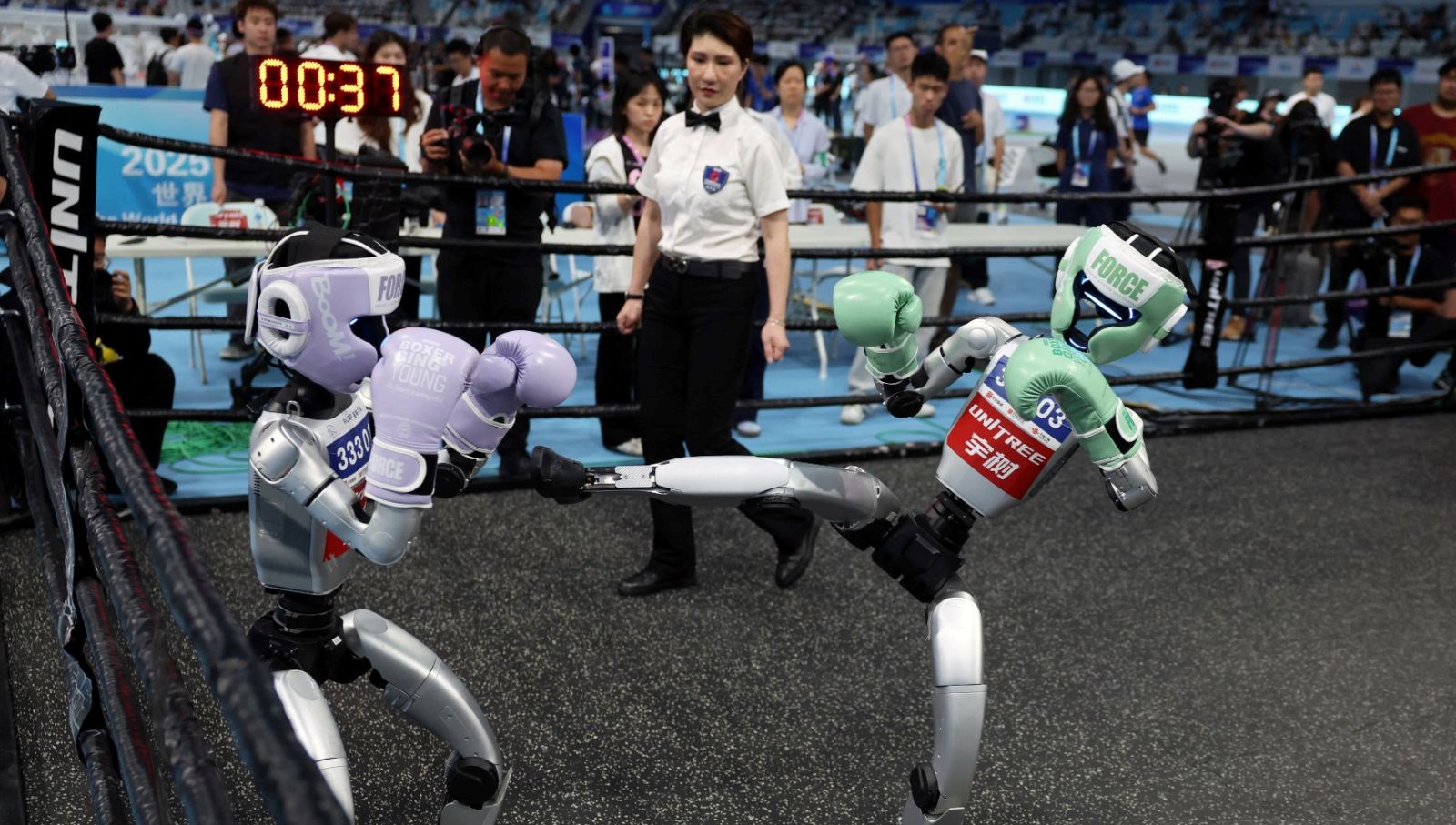Futbol, atletizm ve kick boks: Robotlar arenada yarıştı