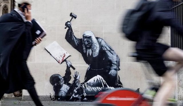 gizemli-sanatci-banksy-yeni-bir-yapitla-ortaya-cikti-x9HWdJ4n.jpg