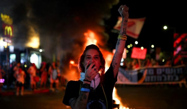 israilliler-tel-avive-dikenli-tel-orecek-TmbaFtFa.jpg