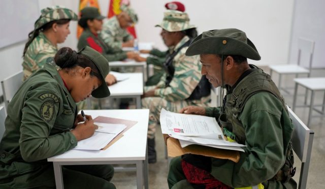karayiplerde-firtina-madurodan-abdye-milis-resti-wi9ulGX2.jpg